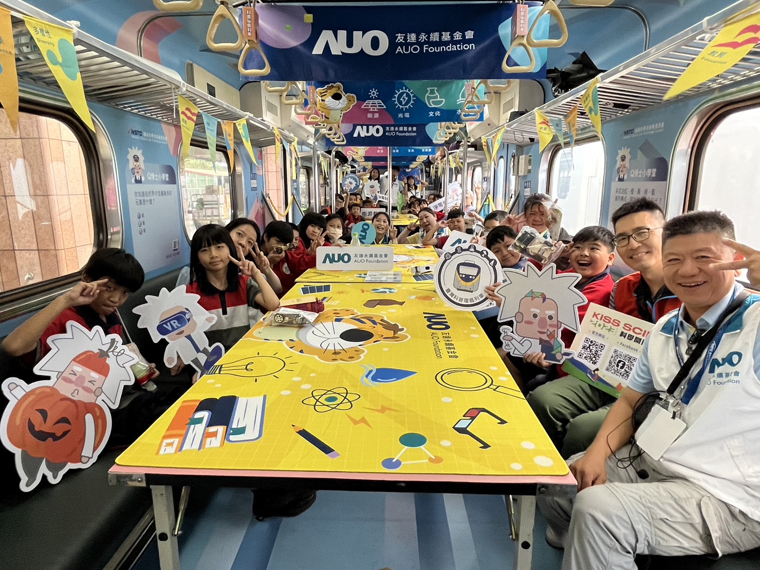 永續基金會參與「臺灣科普環島列車」，設計基礎科學車廂課程，以「淨零碳排和永續能源」為主題，讓學生透過創意實驗認識淨零知識，以及思考生活中的減碳行為