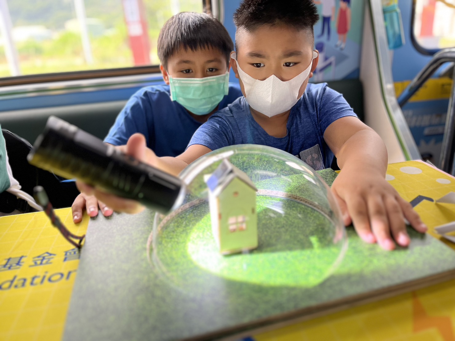 參與基礎科學主題車廂，以STEAM教學精神，設計「逐日科學家」、「太陽能工程師」以及「淨零建築師」三大能源科普課程和實驗